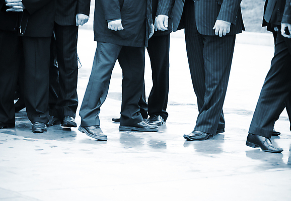 포토 JPG 해외이미지 남자 신발 컨셉 비즈니스 모션 추상 거리 사람 정장 사람없음 파란색 검은색 산책 젖음 도시 비즈니스맨 군중 가죽 바둑 단계 시민 양발 많음 해외포토 옷 컬러 무늬 놀이 휴식 직장인 국민 파일형식 이미지허브