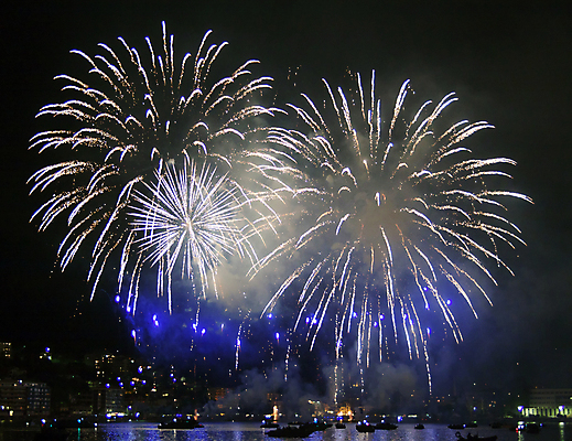 포토 JPG 해외이미지 행복 하늘 휴가 새로움 기념 폭죽 불꽃놀이 사람없음 빛 컬러풀 파티 검은색 축제 기쁨 자유 축하 도시 야간 저녁 폭발 파열 광 해외포토 자연요소 감정 컬러 컨셉 놀이 이벤트 파일형식 이미지허브