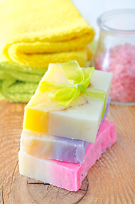 포토 JPG 해외이미지 리본 사람없음 아웃포커스 수건 스파 스파용품 비누 아로마테라피 입욕소금 해외포토 촬영기법 위생용품 미용용품 오브젝트 소금 테라피 파일형식 이미지허브