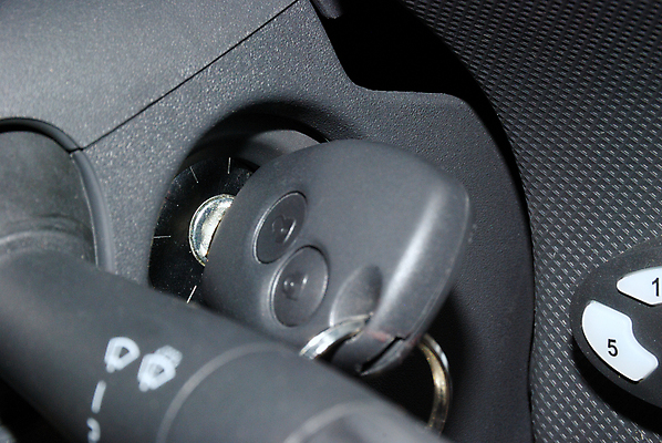 포토 JPG 해외이미지 교통시설 자동차 열쇠 실내 사람없음 내부 검은색 회색 운전 반지 시작 잠금 되감기 제어 해외포토 육상교통 컬러 교통 장신구 모션 시설 보안 파일형식 이미지허브