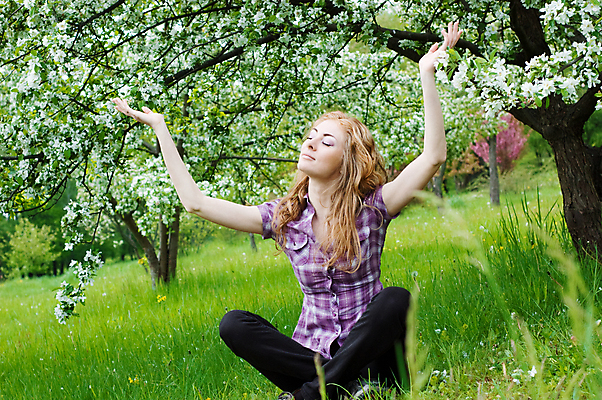 포토 JPG 해외이미지 나무 1 여자 자연 날씨 휴식 한명 사람 풍경 성인 야외 초록색 봄 기쁨 에너지 벚꽃 개화 제비꽃 명상 장면 감탄 해외포토 식물 계절 꽃 감정 컬러 컨셉 생태계 파일형식 이미지허브