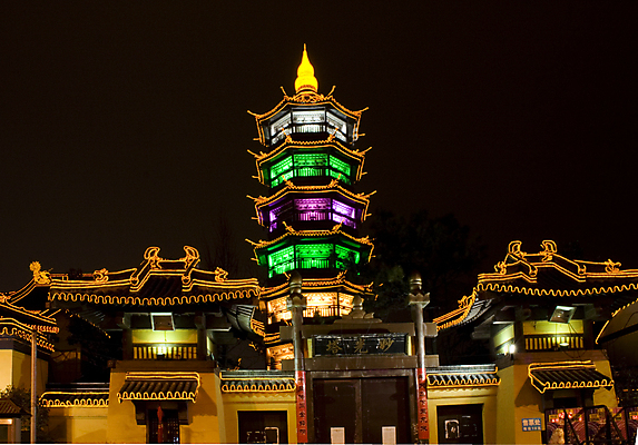 포토 JPG 해외이미지 전통 외관 아시아 종교 문화 여행 불교 건축양식 동양인 사람없음 건물 장식 빛 컬러풀 믿음 중국 등불 축하 사찰 야간 장면 동쪽 사당 신앙심 해외포토 자연요소 건축물 건축 감정 나라 컬러 컨셉 종교건축 조명 인종 방향 파일형식 이미지허브