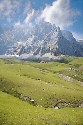 포토 JPG 해외이미지 식물 구름 공원 유럽 길 벽 여행 자연 호텔 산 주택 풍경 잔디 초원 사람없음 야외 건물 세로 초록색 여름 파란색 계곡 봄 회색 바위 시골 스페인 정상 빌라 언덕 시골집 루트 선로 절정 수평선 해외포토 자연요소 건축물 계절 공공시설 나라 컬러 숙소 돌_바위 생태계 파일형식 이미지허브
