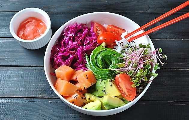 포토 JPG 해외이미지 채소 젓가락 사람없음 샐러드 사발 날것 연어 아보카도 건강식 나무배경 포케 해외포토 음식 백그라운드 과일 수저 어류 사기그릇 파일형식 이미지허브