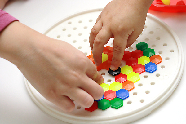 포토 JPG 해외이미지 손 어린이 손가락 관리 종류 손바닥 사람없음 파란색 컬러풀 장난감 쌓기 잡기 퍼즐 입자 떨어짐 혼합 작음 플라스틱 모자이크 쏟아짐 흙더미 고립 해외포토 컬러 컨셉 모션 재질 사람 신체부위 흙 크기 파일형식 더미 이미지허브