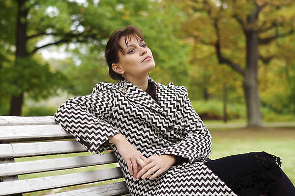 포토 JPG 해외이미지 나무 백인 라이프스타일 옷 계절 공원 여자 잎 벤치 자연 휴식 한명 사람 야외 초록색 뷰티 노란색 유행 산책 낭만 코트 숲 유일 해외포토 서양인 식물 1 공공시설 컬러 컨셉 의자 생활 외투 생태계 파일형식 이미지허브