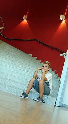 포토 JPG 해외이미지 백인 모델 라이프스타일 남자 얼굴 벽 포즈 셔츠 휴식 스트레스 피곤 한명 사람 앉기 소년 10대 빨간색 청춘 금발 계단 고통 슬픔 흰색 도시 실패 좌절 문제 지하 실수 단계 심각 우울증 트러블 스타일 해외포토 서양인 1 헤어스타일 감정 어린이 컬러 컨셉 상의 모션 청소년 생활 신체부위 질병 파일형식 이미지허브