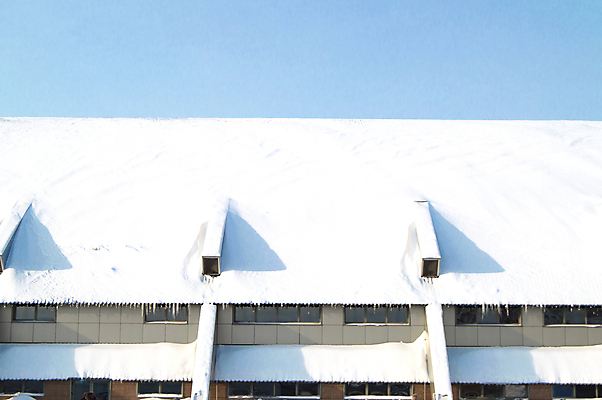 포토 JPG 해외이미지 계절 벽 스포츠 백그라운드 겨울 창문 하늘 지붕 날씨 주택 사람없음 야외 건물 금속 냉동 얼음 경기장 봄 방 추위 흰색 위험 위협 창고 서리 폭풍 고드름 무거움 눈보라 격납고 제설기 폭설 화창 해외포토 자연요소 건축물 컬러 컨셉 스포츠시설 재질 눈_날씨 무게 자연재해 제설 파일형식 이미지허브