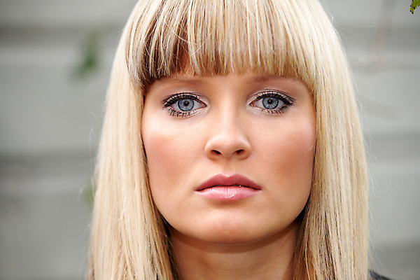 포토 JPG 해외이미지 백인 라이프스타일 긴머리 외관 여자 감정 얼굴 벽 청소년 한명 사람 20대 야외 10대 캐주얼 금발 뷰티 마주보기 슬픔 도시 고민 걱정 문제 심각 우울증 해외포토 서양인 1 헤어스타일 옷 컨셉 모션 청년 생활 신체부위 질병 파일형식 이미지허브