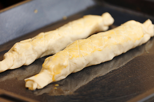 포토 JPG 해외이미지 음식 조각 부분 티타임 디저트 요리 사람없음 얼음 대접 오스트리아 오븐 달콤 맛 아침식사 사과 설탕 굽기 반죽 롤 건포도 시나몬 페스츄리 핸드메이드 맛있는 해외포토 자연요소 유럽 빵 컨셉 과일 포도 휴식 식사 가전제품 구이 건과일 파일형식 이미지허브