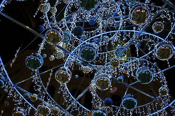 포토 JPG 해외이미지 크리스마스 공 휴가 기념 매달리기 사람없음 장식 파란색 빛 이탈리아 흰색 축하 화려 12월 묘사 오브젝트 나폴리 여의주 해외포토 기념일 유럽 컬러 컨셉 모션 날짜 파일형식 이미지허브