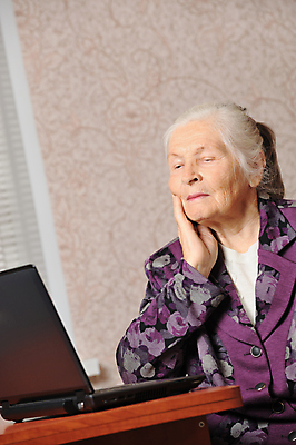 포토 JPG 해외이미지 1 라이프스타일 옷 여자 노년 할머니 인터넷 비즈니스 설계 실내 한명 미소 사람 성인 취미 노트북 학습 컴퓨터 독서 회색 흰색 은퇴 책상 싱글 옛날 지능 유일 표현성 해외포토 교육 컬러 가구 컨셉 표정 내부 생활 전자제품 파일형식 이미지허브