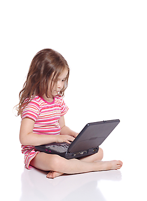 포토 JPG 해외이미지 라이프스타일 교육 남자 행복 어린이 컨셉 인터넷 놀이 건강 한명 미소 앉기 노트북 컴퓨터 청춘 공책 웹 기쁨 흰색 키보드 작음 무선전화기 흰배경 배려 해외포토 1 감정 컬러 백그라운드 모션 문구용품 표정 사람 생활 전자제품 크기 전화기 파일형식 이미지허브