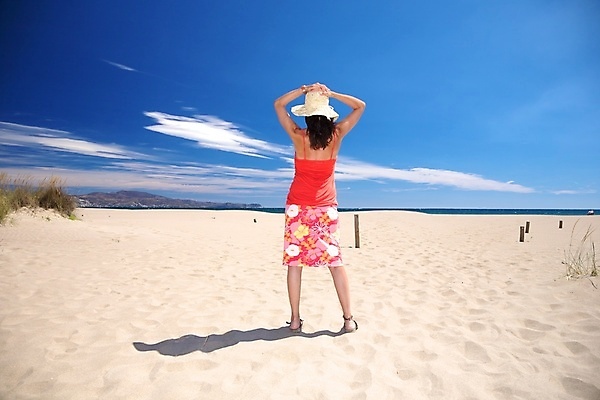 포토 JPG 해외이미지 모자 라이프스타일 여자 유럽 모래 바다 자연 휴가 산 한명 풍경 야외 빨간색 물 여름 파란색 치마 흰색 스페인 지중해 밀짚 해외포토 자연요소 1 잡화 계절 나라 컬러 하의 사람 생활 짚 생태계 파일형식 이미지허브