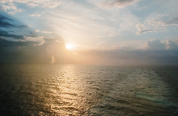 포토 JPG 해외이미지 라이프스타일 파도 바다 여행 백그라운드 오렌지 자연 하늘 사람없음 야외 물 파란색 빛 울타리 컬러풀 태양 뷰티 반사 평화 일출 일몰 새벽 젖음 램프 만 분위기 황금 더위 야간 저녁 크루즈 갑판 노려봄 수평선 해외포토 자연요소 컬러 컨셉 배_교통 과일 날씨 조명 표정 생활 담장 노을 생태계 파일형식 이미지허브