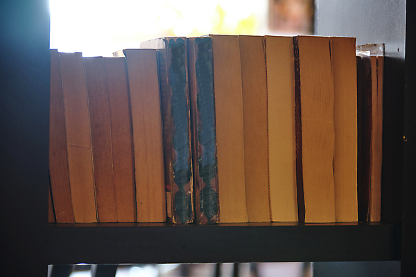 포토 JPG 해외이미지 디자인 교육 종이 백그라운드 컨셉 비즈니스 학교 책장 이야기 사람없음 책 초록색 파란색 스터디 세트 갈색 쌓기 정보 수확 골동품 흰색 클래식 도서관 볼륨 인쇄 책상 오브젝트 대학교 질감 문학 옛날 줄서기 많음 해외포토 컬러 가구 농업 모션 학습 파일형식 이미지허브