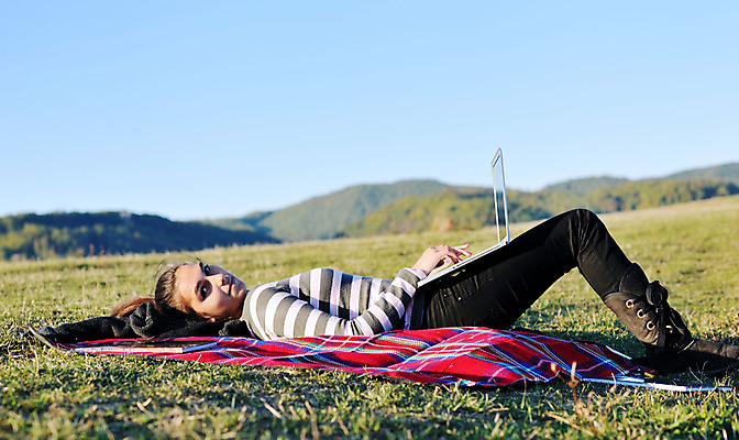 포토 JPG 해외이미지 백인 학생 라이프스타일 계절 공원 여자 교육 행복 인터넷 자연 하늘 휴가 함께함 미소 웃음 사람 성인 사람없음 야외 10대 초록색 파란색 노트북 스터디 컴퓨터 청춘 뷰티 공책 기쁨 가을 업무 무선전화기 해외포토 서양인 공공시설 감정 컬러 컨셉 청소년 문구용품 표정 생활 전자제품 학습 작업 전화기 생태계 파일형식 이미지허브