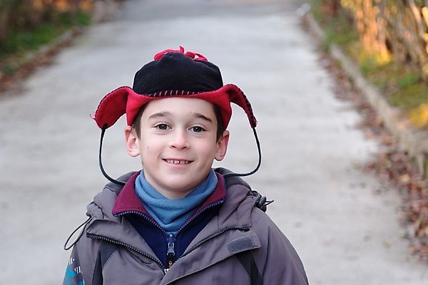 포토 JPG 해외이미지 모자 행복 어린이 한명 미소 소년 덮개 수줍음 7 캡모자 해외포토 모자_잡화 1 잡화 남자 감정 표정 사람 숫자 뚜껑 파일형식 이미지허브