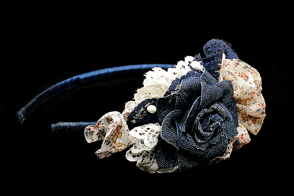 포토 JPG 해외이미지 헤어스타일 옷 선 분홍색 백그라운드 곡선 목걸이 손잡이 사람 사람없음 유행 보라색 검은색 흰색 청바지 머리띠 악단 면 원형 인쇄 제비꽃 오브젝트 만족 활 싱글 고무 핸드메이드 해외포토 레이스천 도형 꽃 감정 음악 컬러 장신구 바지 직물 파일형식 이미지허브