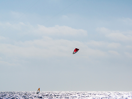 포토 JPG 해외이미지 스포츠 파도 바다 포즈 하늘 바람 사람없음 물 파란색 맑음 서핑 연 속도 해외포토 자연요소 컬러 날씨 놀이용품 수상스포츠 파일형식 이미지허브