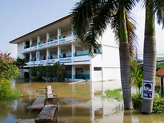 포토 JPG 해외이미지 계절 교육 아시아 도로 건축양식 학교 태국 날씨 거리 사람없음 건물 물 파란색 강 반사 환경 도시 홍수 타운 비극 재앙 해외포토 자연요소 건축물 건축 나라 길 컬러 교통시설 자연재해 파일형식 이미지허브