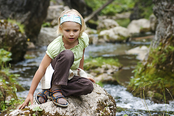 포토 JPG 해외이미지 여자 행복 어린이 여행 자연 휴가 휴식 산 건강 한명 미소 사람 앉기 야외 물 여름 강 운동 햇빛 뷰티 여행객 계곡 하이킹 자유 바위 개울 해외포토 자연요소 1 계절 감정 컨셉 모션 레저 표정 태양 돌_바위 생태계 파일형식 이미지허브