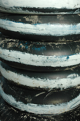 포토 JPG 해외이미지 산업 도로 백그라운드 패턴 부분 교통시설 자동차 날씨 추상 사람없음 쌓기 검은색 기계 재활용 운전 바퀴 원형 쓰레기 폐기물 매끈함 자르기 버리기 오브젝트 질감 정사각형 타이어 수납 밟기 고무 덩어리 모터 낭비 구식 길가 옛날 자동 중고 차고 해외포토 도형 길 육상교통 컬러 교통 컨셉 무늬 모션 감각 시설 친환경 파일형식 이미지허브