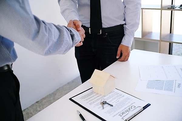 포토 JPG 해외이미지 백인 직업 손 커플 남자 컨셉 비즈니스 가족 열쇠 아파트 주택 설명 사람 사람없음 금융 세일 저축 시장 재산 구매 중개인 고객 계약 서비스 주기 컨설턴트 잠금 보안 투자 보여주기 가치 보험 대출 렌탈 진짜 해외포토 서양인 관계 모션 안전 건물 신체부위 경제 쇼핑 전문직 상담 파일형식 이미지허브