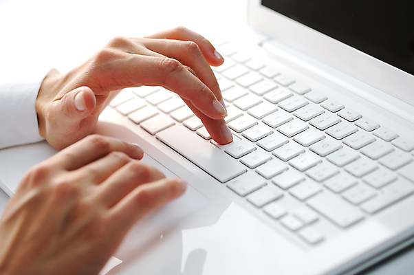 포토 JPG 해외이미지 백인 직업 손 여자 인터넷 비즈니스 통신 손가락 한명 사람 사람없음 노트북 컴퓨터 사무실 공백 장비 흰색 타이핑 키보드 작업 작업장 이메일 연결 책상 전자상거래 고립 키패드 카피스페이스 해외포토 서양인 1 산업 컬러 가구 신체부위 전자제품 파일형식 이미지허브