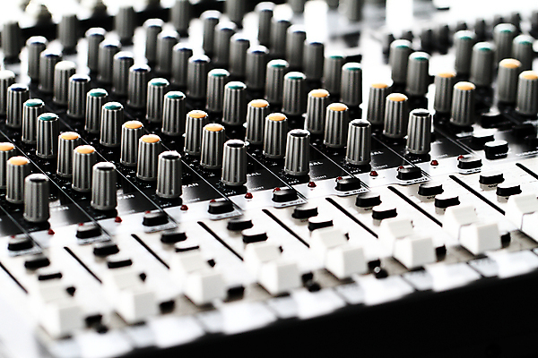 포토 JPG 해외이미지 음악 노래 실험 손잡이 사람없음 전자제품 빛 노란색 금속 검은색 소리 장비 회색 흰색 악단 판넬 우아함 닫기 볼륨 혼합 믹서 묘사 클럽 오디오 잭 스테레오 찬성 벙어리 섞기 선로 제어 채널 스타일 주도 효과 해외포토 컬러 컨셉 모션 재질 문화예술 예절 파일형식 이미지허브