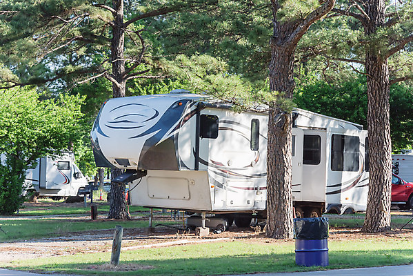 포토 JPG 해외이미지 나무 라이프스타일 도로 여행 교통시설 자동차 자연 휴가 주택 텐트 사람없음 야외 초록색 미국 캠핑 탐험 바퀴 숲 주차 땅 승합차 캠핑장 트레일러 탐사 모터 내추럴 카라반 텍사스 해외포토 식물 길 육상교통 컬러 교통 북아메리카 승용차 레저 캠핑도구 건물 생활 시설 생태계 캠핑카 파일형식 이미지허브