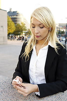 포토 JPG 해외이미지 백인 여자 비즈니스 청소년 한명 20대 성인 야외 금발 비즈니스우먼 싱글 해외포토 서양인 1 헤어스타일 사람 청년 직장인 파일형식 이미지허브