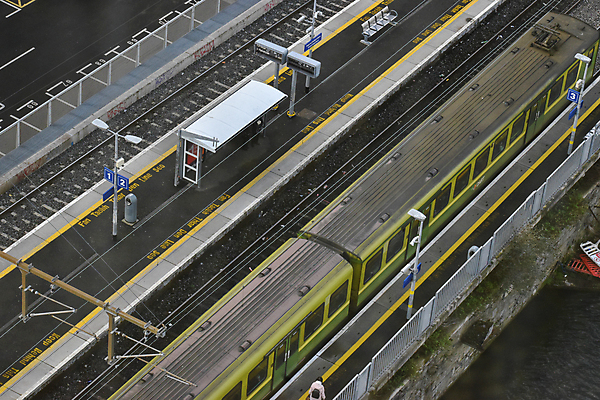 포토 JPG 해외이미지 선 여행 겨울 교통시설 휴가 사람없음 야외 초록색 노란색 기차 도시 역 다트 전차 승객 아일랜드 일반 단상 더블린 루트 해외포토 계절 유럽 육상교통 컬러 교통 대중교통 게임 시설 파일형식 이미지허브