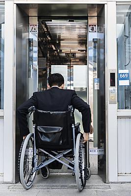 포토 JPG 주간 전신 남자 이동 비즈니스 한명 앉기 정장 20대 성인 야외 뒷모습 비즈니스라이프 한국인 비즈니스맨 오픈 장애인 엘리베이터 사회복지 휠체어 장애 성인남자한명만 장애인취업 국내포토 자연요소 1 라이프스타일 옷 뷰포인트 컨셉 모션 사람 동양인 청년 직장인 복지 남자한명만 성인남자만 파일형식