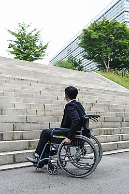 포토 JPG 주간 전신 남자 비즈니스 한명 앉기 정장 20대 성인 야외 옆모습 비즈니스라이프 계단 한국인 올려보기 비즈니스맨 좌절 장애인 사회복지 휠체어 장애 낙담 어려움 성인남자한명만 장애인취업 국내포토 자연요소 1 라이프스타일 옷 감정 뷰포인트 컨셉 모션 사람 동양인 청년 직장인 복지 남자한명만 성인남자만 파일형식