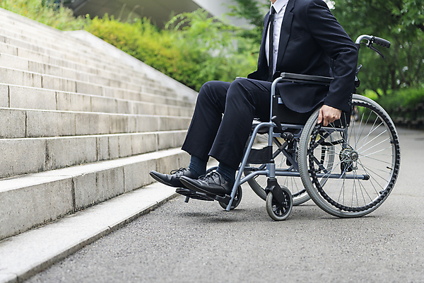 포토 JPG 주간 전신 남자 비즈니스 한명 앉기 정장 20대 성인 야외 옆모습 비즈니스라이프 계단 한국인 잡기 비즈니스맨 풀 좌절 장애인 사회복지 휠체어 장애 낙담 어려움 성인남자한명만 장애인취업 국내포토 자연요소 식물 1 라이프스타일 옷 감정 뷰포인트 컨셉 모션 사람 동양인 청년 직장인 복지 남자한명만 성인남자만 파일형식