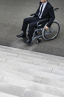 포토 JPG 주간 전신 남자 비즈니스 한명 앉기 정장 20대 성인 야외 옆모습 비즈니스라이프 계단 한국인 비즈니스맨 좌절 장애인 사회복지 휠체어 장애 낙담 어려움 성인남자한명만 장애인취업 국내포토 자연요소 1 라이프스타일 옷 감정 뷰포인트 컨셉 모션 사람 동양인 청년 직장인 복지 남자한명만 성인남자만 파일형식