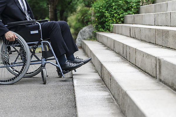 포토 JPG 주간 전신 남자 비즈니스 한명 앉기 정장 20대 성인 야외 옆모습 비즈니스라이프 계단 한국인 잡기 비즈니스맨 풀 좌절 장애인 사회복지 휠체어 장애 낙담 어려움 성인남자한명만 장애인취업 국내포토 자연요소 식물 1 라이프스타일 옷 감정 뷰포인트 컨셉 모션 사람 동양인 청년 직장인 복지 남자한명만 성인남자만 파일형식