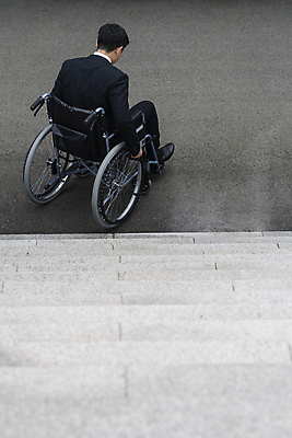 포토 JPG 주간 전신 남자 비즈니스 고개숙이기 한명 앉기 정장 20대 성인 야외 뒷모습 비즈니스라이프 계단 한국인 비즈니스맨 좌절 장애인 사회복지 휠체어 장애 낙담 어려움 성인남자한명만 장애인취업 돌아서기 국내포토 자연요소 1 라이프스타일 옷 감정 뷰포인트 컨셉 모션 숙이기 사람 동양인 청년 직장인 복지 남자한명만 성인남자만 파일형식