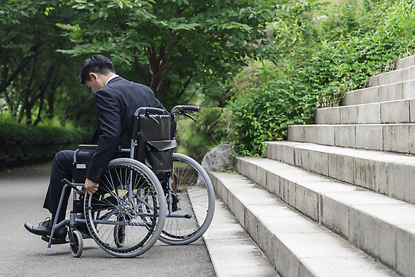 포토 JPG 주간 전신 남자 비즈니스 고개숙이기 한명 앉기 정장 20대 성인 야외 뒷모습 비즈니스라이프 계단 한국인 잡기 비즈니스맨 풀 좌절 장애인 사회복지 휠체어 장애 낙담 어려움 성인남자한명만 장애인취업 돌아서기 국내포토 자연요소 식물 1 라이프스타일 옷 감정 뷰포인트 컨셉 모션 숙이기 사람 동양인 청년 직장인 복지 남자한명만 성인남자만 파일형식