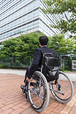 포토 JPG 주간 전신 남자 비즈니스 직장 한명 앉기 정장 20대 성인 야외 건물 뒷모습 비즈니스라이프 희망 한국인 올려보기 구직 비즈니스맨 장애인 사회복지 휠체어 장애 성인남자한명만 장애인취업 국내포토 자연요소 1 라이프스타일 건축물 옷 감정 뷰포인트 컨셉 회사 모션 사람 동양인 청년 직장인 복지 남자한명만 성인남자만 파일형식