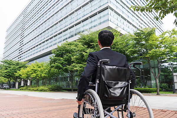 포토 JPG 주간 남자 비즈니스 직장 한명 앉기 정장 상반신 20대 성인 야외 건물 뒷모습 비즈니스라이프 희망 한국인 올려보기 구직 비즈니스맨 장애인 사회복지 휠체어 장애 성인남자한명만 장애인취업 국내포토 자연요소 1 라이프스타일 건축물 옷 감정 뷰포인트 컨셉 회사 모션 사람 동양인 청년 직장인 복지 남자한명만 성인남자만 파일형식
