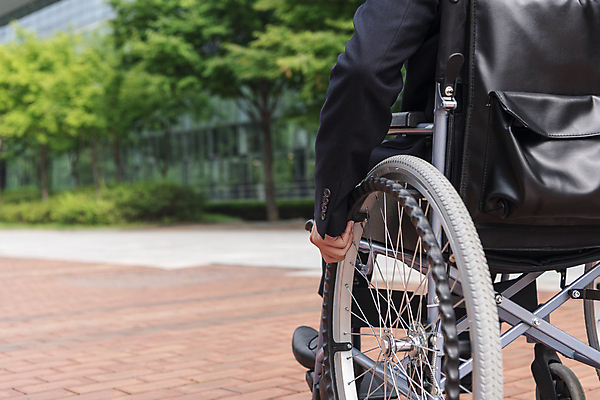 포토 JPG 주간 남자 비즈니스 한명 앉기 정장 상반신 20대 성인 야외 뒷모습 아웃포커스 비즈니스라이프 희망 한국인 구직 잡기 비즈니스맨 장애인 사회복지 휠체어 장애 성인남자한명만 장애인취업 국내포토 자연요소 1 라이프스타일 옷 감정 뷰포인트 컨셉 모션 촬영기법 사람 동양인 청년 직장인 복지 남자한명만 성인남자만 파일형식