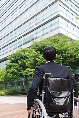 포토 JPG 주간 남자 비즈니스 직장 한명 앉기 정장 상반신 20대 성인 야외 건물 뒷모습 비즈니스라이프 희망 한국인 올려보기 구직 비즈니스맨 장애인 사회복지 휠체어 장애 성인남자한명만 장애인취업 국내포토 자연요소 1 라이프스타일 건축물 옷 감정 뷰포인트 컨셉 회사 모션 사람 동양인 청년 직장인 복지 남자한명만 성인남자만 파일형식