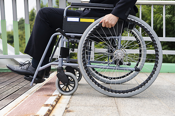 포토 JPG 주간 남자 이동 비즈니스 한명 앉기 정장 20대 성인 야외 옆모습 비즈니스라이프 한국인 하반신 잡기 비즈니스맨 장애물 장애인 사회복지 휠체어 장애 성인남자한명만 장애인취업 국내포토 자연요소 1 라이프스타일 옷 뷰포인트 컨셉 모션 사람 동양인 청년 직장인 복지 남자한명만 성인남자만 파일형식