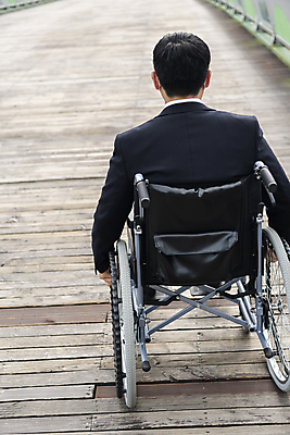 포토 JPG 주간 남자 이동 비즈니스 한명 앉기 정장 상반신 20대 성인 야외 뒷모습 비즈니스라이프 한국인 비즈니스맨 장애인 사회복지 휠체어 육교 장애 건너기 성인남자한명만 장애인취업 국내포토 자연요소 1 라이프스타일 옷 뷰포인트 컨셉 모션 사람 동양인 청년 다리_건축물 직장인 복지 남자한명만 성인남자만 파일형식