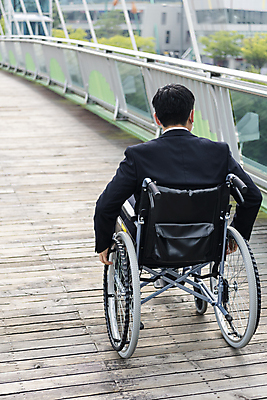 포토 JPG 주간 남자 이동 비즈니스 한명 앉기 정장 상반신 20대 성인 야외 뒷모습 비즈니스라이프 한국인 비즈니스맨 장애인 사회복지 휠체어 육교 장애 건너기 성인남자한명만 장애인취업 국내포토 자연요소 1 라이프스타일 옷 뷰포인트 컨셉 모션 사람 동양인 청년 다리_건축물 직장인 복지 남자한명만 성인남자만 파일형식