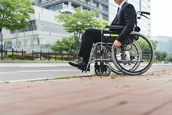 포토 JPG 주간 전신 응시 남자 비즈니스 한명 앉기 정장 20대 성인 야외 건물 옆모습 비즈니스라이프 한국인 비즈니스맨 기다림 장애인 사회복지 휠체어 장애 성인남자한명만 장애인취업 국내포토 자연요소 1 라이프스타일 건축물 시선 옷 뷰포인트 모션 사람 동양인 청년 직장인 복지 남자한명만 성인남자만 파일형식