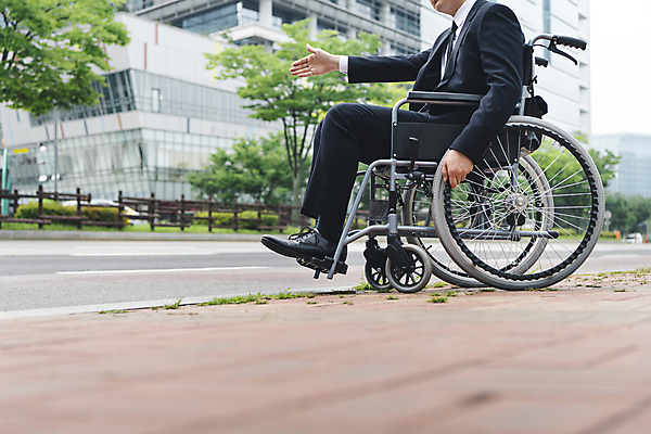 포토 JPG 주간 남자 비즈니스 한명 앉기 정장 상반신 20대 성인 야외 건물 옆모습 비즈니스라이프 한국인 비즈니스맨 장애인 손내밀기 사회복지 휠체어 부름 장애 성인남자한명만 장애인취업 국내포토 자연요소 1 라이프스타일 건축물 옷 뷰포인트 모션 사람 동양인 손짓 청년 직장인 복지 남자한명만 성인남자만 파일형식