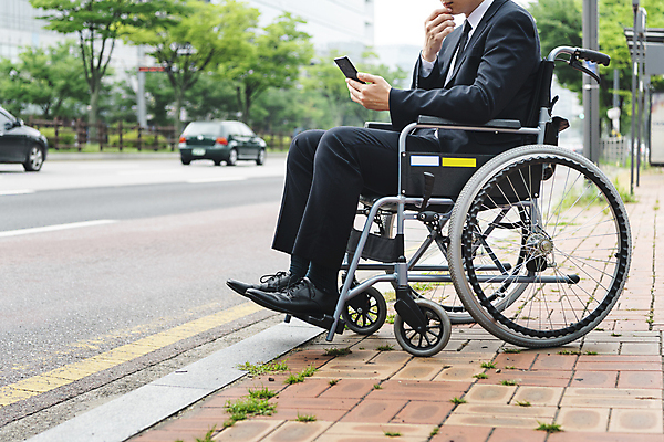 포토 JPG 주간 전신 남자 도로 비즈니스 자동차 한명 들기 앉기 정장 20대 성인 야외 옆모습 비즈니스라이프 스마트폰 한국인 비즈니스맨 기다림 보행로 장애인 사회복지 휠체어 장애 성인남자한명만 장애인취업 국내포토 자연요소 1 라이프스타일 옷 길 육상교통 뷰포인트 교통시설 모션 사람 동양인 청년 핸드폰 스마트기기 직장인 복지 남자한명만 성인남자만 파일형식